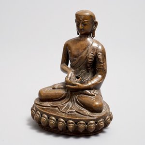 Een Tibetaanse bronzen figuur van Boeddha, 18/19e eeuw — foto 1