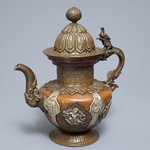 Een Tibetaanse theepot in koper met zilverbeslag, 19e eeuw — foto 1