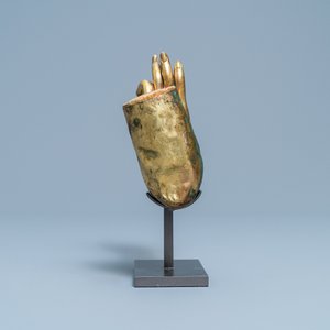 Een Tibetaanse verguld bronzen en koperen arm van Boeddha, Ming — foto 3