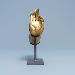 Een Tibetaanse verguld bronzen en koperen arm van Boeddha, Ming — foto 5