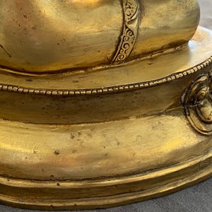 Een Tibetaanse verguld bronzen figuur van Boeddha, vroeg 20e eeuw — foto 15