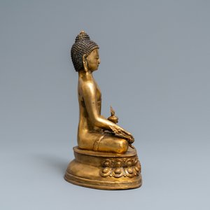 Een Tibetaanse verguld bronzen figuur van Boeddha, vroeg 20e eeuw — foto 2