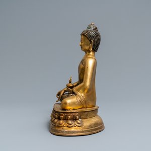 Een Tibetaanse verguld bronzen figuur van Boeddha, vroeg 20e eeuw — foto 4