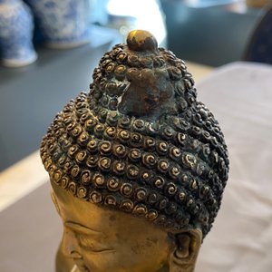 Een Tibetaanse verguld bronzen figuur van Boeddha, vroeg 20e eeuw — foto 9