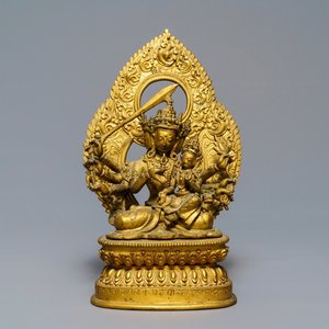 Een Tibetaanse verguld bronzen groep met Manjusri en Prajnaparamita met inscriptie, 17/18e eeuw — foto 1