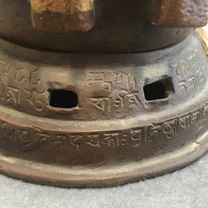 Een Tibetaanse verguld bronzen groep met Manjusri en Prajnaparamita met inscriptie, 17/18e eeuw — foto 12