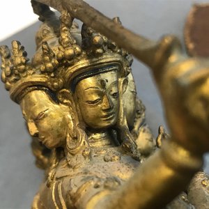 Een Tibetaanse verguld bronzen groep met Manjusri en Prajnaparamita met inscriptie, 17/18e eeuw — foto 20