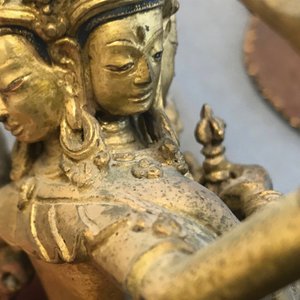 Een Tibetaanse verguld bronzen groep met Manjusri en Prajnaparamita met inscriptie, 17/18e eeuw — foto 21