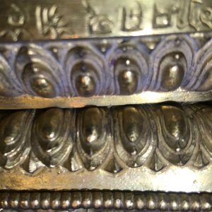 Een Tibetaanse verguld bronzen groep met Manjusri en Prajnaparamita met inscriptie, 17/18e eeuw — foto 24