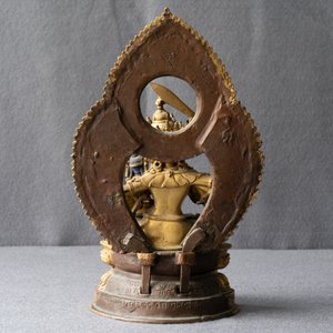 Een Tibetaanse verguld bronzen groep met Manjusri en Prajnaparamita met inscriptie, 17/18e eeuw — foto 27