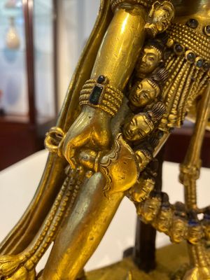 Een Tibetaanse vergulde bronzen sculptuur van Sarvabuddha Dakini, wellicht 15e eeuw — foto 12