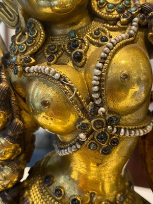 Een Tibetaanse vergulde bronzen sculptuur van Sarvabuddha Dakini, wellicht 15e eeuw — foto 13
