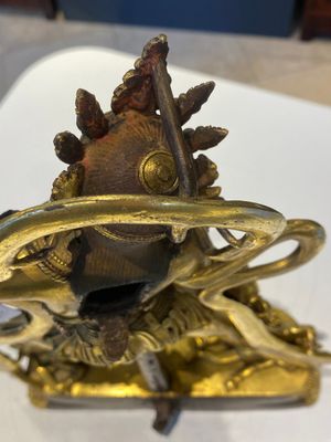 Een Tibetaanse vergulde bronzen sculptuur van Sarvabuddha Dakini, wellicht 15e eeuw — foto 18