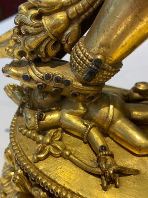 Een Tibetaanse vergulde bronzen sculptuur van Sarvabuddha Dakini, wellicht 15e eeuw — foto 22