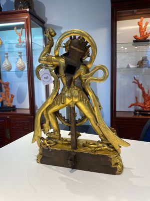 Een Tibetaanse vergulde bronzen sculptuur van Sarvabuddha Dakini, wellicht 15e eeuw — foto 4