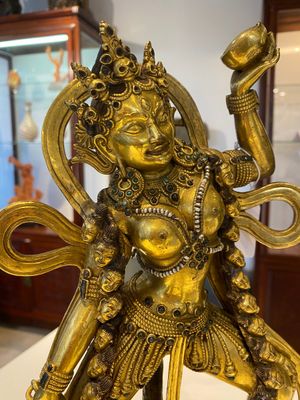 Een Tibetaanse vergulde bronzen sculptuur van Sarvabuddha Dakini, wellicht 15e eeuw — foto 5