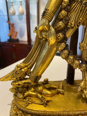 Een Tibetaanse vergulde bronzen sculptuur van Sarvabuddha Dakini, wellicht 15e eeuw — foto 7