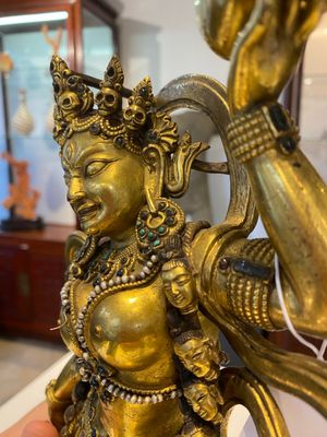 Een Tibetaanse vergulde bronzen sculptuur van Sarvabuddha Dakini, wellicht 15e eeuw — foto 9