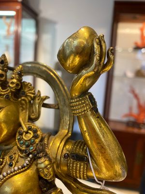 Een Tibetaanse vergulde bronzen sculptuur van Sarvabuddha Dakini, wellicht 15e eeuw — foto 10