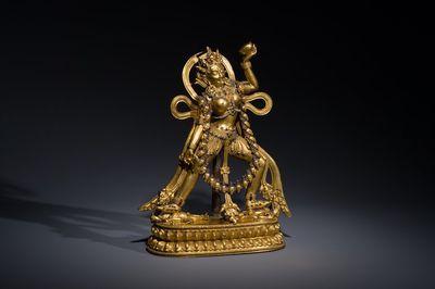 Een Tibetaanse vergulde bronzen sculptuur van Sarvabuddha Dakini, wellicht 15e eeuw