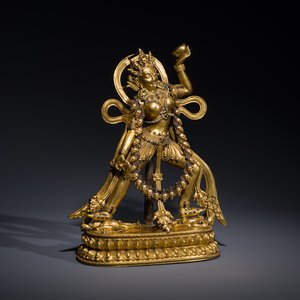 Een Tibetaanse vergulde bronzen sculptuur van Sarvabuddha Dakini, wellicht 15e eeuw — foto 1