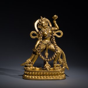 Een Tibetaanse vergulde bronzen sculptuur van Sarvabuddha Dakini, wellicht 15e eeuw — foto 2