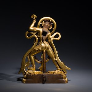 Een Tibetaanse vergulde bronzen sculptuur van Sarvabuddha Dakini, wellicht 15e eeuw — foto 4