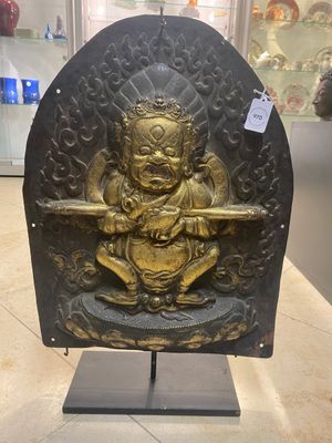 Een Tibetaanse vergulde koperen 'Mahakala' plaquette, 19e eeuw — foto 1