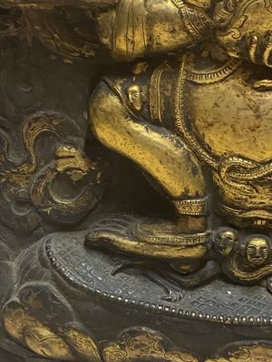 Een Tibetaanse vergulde koperen 'Mahakala' plaquette, 19e eeuw — foto 3