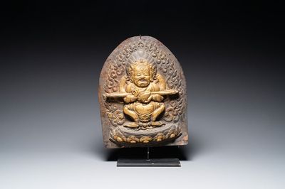 Een Tibetaanse vergulde koperen 'Mahakala' plaquette, 19e eeuw