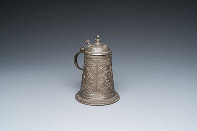 Een tinnen dekselpul met decor van drie continenten, monogram CE voor Caspar Enderlein (1560–1633), Neurenberg, 16/17e eeuw