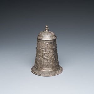 Een tinnen dekselpul met decor van drie continenten, monogram CE voor Caspar Enderlein (1560–1633), Neurenberg, 16/17e eeuw — foto 9