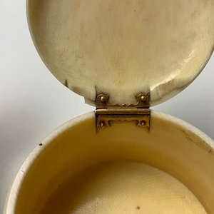 Een tonvormige ivoren dekseldoos met Bacchanalia, Frankrijk, 18e eeuw — foto 14