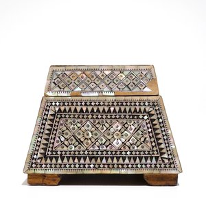 Een trapezoïde doos met parelmoer inlegwerk, wellicht Gujarat, Mughal India, 18/19e eeuw — foto 5