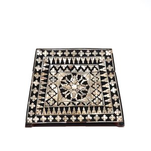 Een trapezoïde doos met parelmoer inlegwerk, wellicht Gujarat, Mughal India, 18/19e eeuw — foto 3