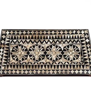 Een trapezoïde doos met parelmoer inlegwerk, wellicht Gujarat, Mughal India, 18/19e eeuw — foto 4