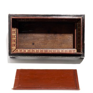 Een trapezoïde doos met parelmoer inlegwerk, wellicht Gujarat, Mughal India, 18/19e eeuw — foto 7