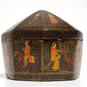 Een tulbanddoos in beschilderd papier maché met figuratief decor, Kashmir, India, 19e eeuw — foto 4