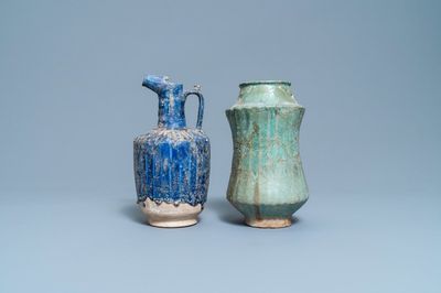 Een turquoise albarello en een blauw-geglazuurde kan in islamitisch aardewerk, Iran of Syrië, 12/13e eeuw