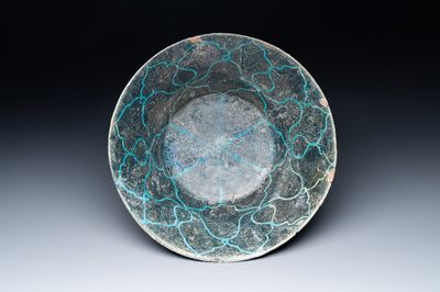 Een turquoise- en zwart-geglazuurde kom, Kashan, Iran, 12/13e eeuw