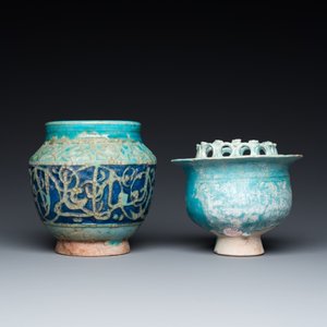 Een turquoise-geglazuurde kom en een tweekleurig vaasje met kalligrafisch decor, Kashan, Perzië, 13e eeuw en later — foto 2
