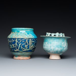 Een turquoise-geglazuurde kom en een tweekleurig vaasje met kalligrafisch decor, Kashan, Perzië, 13e eeuw en later — foto 3