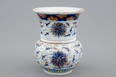 Een twee-delig Chinees doucai vaasje met decor van lotus scrolls, 19/20e eeuw