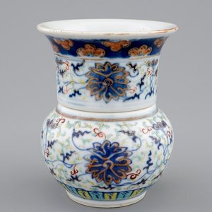 Een twee-delig Chinees doucai vaasje met decor van lotus scrolls, 19/20e eeuw — foto 1