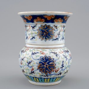 Een twee-delig Chinees doucai vaasje met decor van lotus scrolls, 19/20e eeuw — foto 2