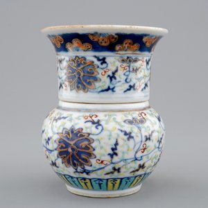 Een twee-delig Chinees doucai vaasje met decor van lotus scrolls, 19/20e eeuw — foto 5