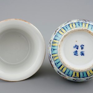 Een twee-delig Chinees doucai vaasje met decor van lotus scrolls, 19/20e eeuw — foto 9