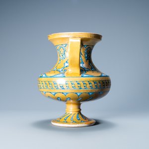 Een twee-orige 'Maria' balustervaas met goudlusterglazuur, Deruta, Italië, 1e helft 16e eeuw — foto 2
