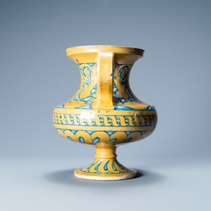 Een twee-orige 'Maria' balustervaas met goudlusterglazuur, Deruta, Italië, 1e helft 16e eeuw — foto 4
