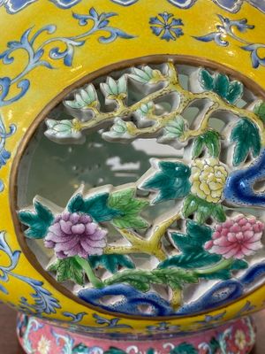 Een tweedelige en draaibare opengewerkte Chinese famille rose vaas, Qianlong merk, 20e eeuw — foto 11